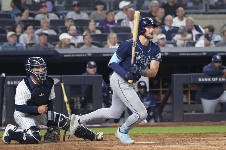 Josh Lowe, de los Rays de Tampa Bay, observa la pelota al conectar un doble de tres carreras ante los Yanquis de Nueva York, el jueves 11 de mayo de 2023 (AP Foto/Mary Altaffer)