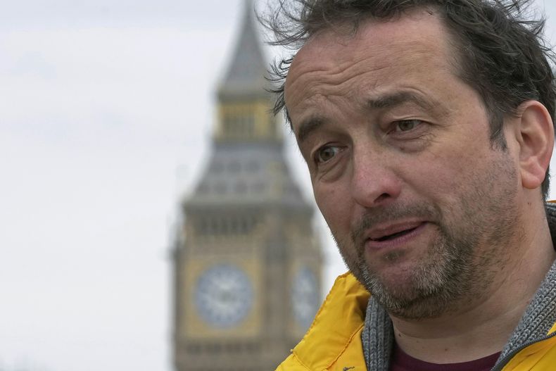 Graham Smith, de la organización republicana Republic, habla durante una entrevista en Londres, el jueves 27 de abril de 2023. Habrá disidentes entre las multitudes que lo vitorean cuando el rey Carlos III se transporte en un carruaje dorado a su coronación. Más de 1.500 manifestantes estarán vestidos de amarillo para una máxima visibilidad y planean reunirse junto a él para proclamar no es mi rey mientras pasa la procesión real el sábado. (Foto AP/Kin Cheung)
