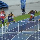 El salvadoreño Pablo Ibáñez (2do de izquierda a derecha) compite en los 400 metros con vallas el martes 4 de julio de 2023, en San Salvador (AP Foto/Arnulfo Franco)