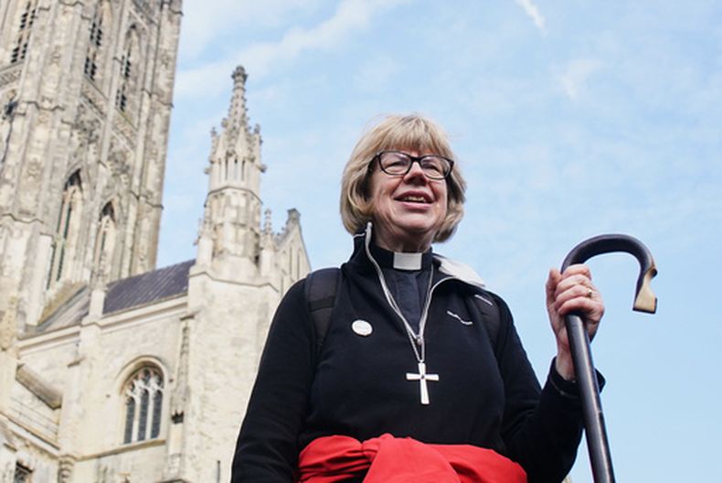 La arzobispa de Canterbury Sarah Mullally posa para una foto tras un peregrinaje de 140 kilómetros (87 millas) desde Londres hasta la Catedral de Canterbury, en Canterbury, Inglaterra, el domingo 22 de marzo de 2026. (Gareth Fuller/PA vía AP)