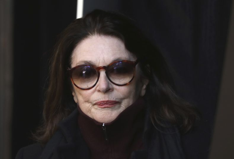 ARCHIVO - La actriz francesa Anouk Aimee llega a la iglesia La Madeleine antes del funeral del rockero francés Johnny Hallyday el 9 de diciembre de 2017 en París. Aimée, galardonada con el Globo de Oro por Un homme et une femme del legendario director francés ha muerto, dijo su agente el martes. Tenía 92 años. (Ludovic Marin, Pool vía AP, archivo)