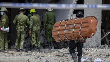 los rescatistas trabajan a contrarreloj en hotel en cuba