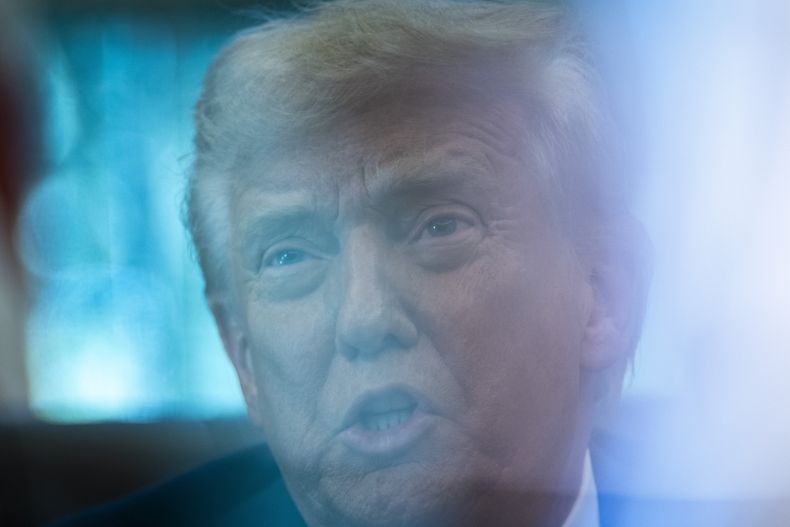 El presidente Donald Trump habla con periodistas en el Despacho Oval de la Casa Blanca, en Washington, el viernes 19 de septiembre de 2025. (AP Foto/Alex Brandon)