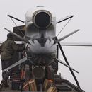 Operarios y soldados inspeccionan misiles Flamingo, de la empresa ucraniana Fire Point, durante su entrega al ejército, en una ubicación no revelada, el 4 de diciembre de 2025. (AP Foto/Efrem Lukatsky)