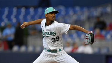 El dominicano Eury Pérez, abridor de los Marlins de Miami, cumple su primera apertura en las mayores, el viernes 12 de mayo de 2023, ante los Rojos de Cincinnati (AP Foto/Michael Laughlin)