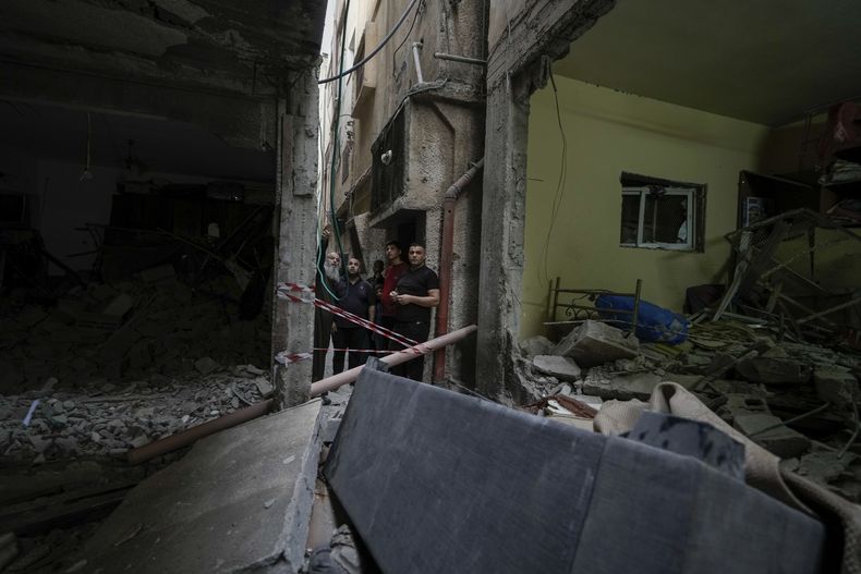 Palestinos revisan un edificio dañado tras una incursión militar israelí en el campo de refugiados de Balata, cerca de la localidad cisjordana de Nablus el lunes 22 de mayo de 2023. Al menos tres personas murieron por fuego israelí durante la redada en el campo de refugiados, según autoridades palestinas de salud. (AP Foto/Majdi Mohammed)
