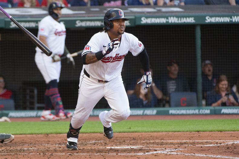 El dominicano José Ramírez, de los Guardianes de Cleveland, corre al conectar un doble productor en el juego del sábado 18 de mayo de 2024, ante los Mellizos de Minnesota (AP Foto/Phil Long)