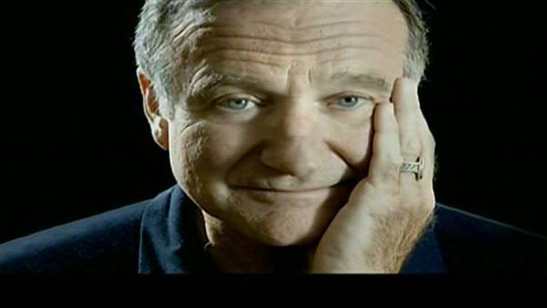 Estuvo a cargo de su amigo, Billy Crystal, que relató en el escenario algunas de las historias más divertidas del actor recientemente fallecido. Muy solemne y sin golpes bajos, así fue el tributo que la televisión norteamericana le rindió a Robin Williams