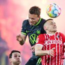 Yannick Gerhardt, del Wolfsburg, a la izquierda, y Roland Sallai, del Freiburg, disputan un balón durante el partido del viernes 19 de mayo de 2023, en Freiburgo, Alemania. (Tom Weller/dpa via AP)