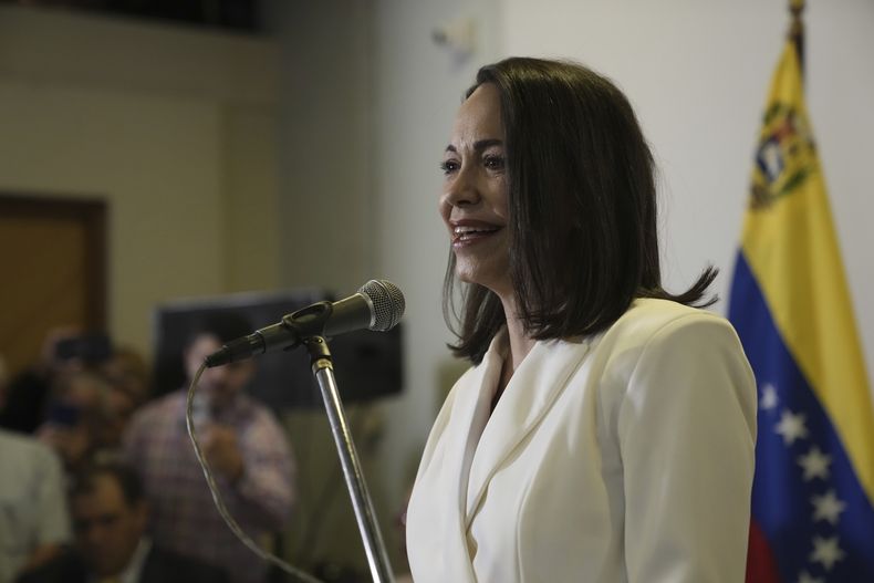María Corina Machado habla durante una ceremonia con la Comisión Nacional de Primarias que reconoció su victoria en las elecciones primarias organizadas por la oposición para elegir a un candidato presidencial único en Caracas, Venezuela, el jueves 26 de octubre de 2023. (AP Foto/Ariana Cubillos)