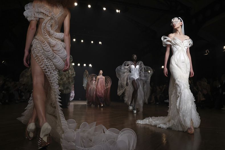 Una modelo luce una creación de la colección de Alta Costura Otoño-Invierno 2025/26 de Iris van Herpen presentada el lunes 7 de julio de 2025 en París. (Foto AP/Tom Nicholson)
