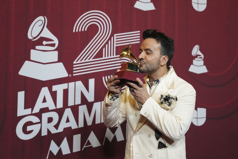 Luis Fonsi posa tras ganar el premio a mejor álbum pop vocal en la 25a entrega del Latin Grammy el jueves 14 de noviembre de 2024, en Miami. (Foto AP/Rebecca Blackwell)