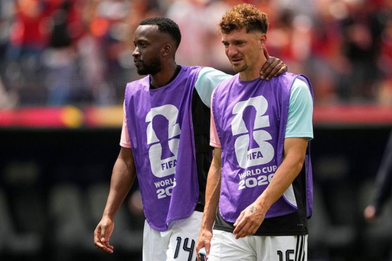 Los belgas Dodi Lukebakio y Thomas Meunier reaccionan a la derrota ante España en cuartos de final de la Copa Mundial el viernes 10 de julio del 2026. (AP Foto/Lindsey Wasson)