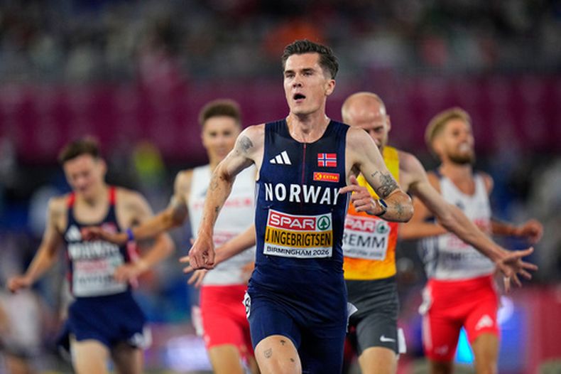 El noruego Jakob Ingebrigtsen corre para ganar la medalla de oro en la final masculina de los 5,000 metros en el Campeonato Europeo de Atletismo en Birmingham, Inglaterra, el domingo 9 de agosto de 2026. (Foto AP/Petr David Josek)