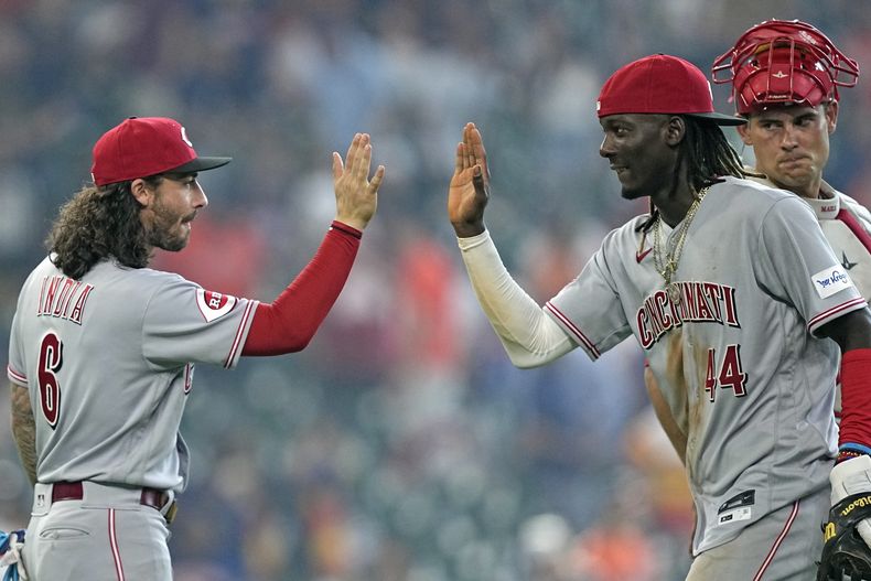 Jonathan India (6) y Elly De La Cruz (44) de los Rojos de Cincinnati celebran la victoria ante los Astros de Houston, el sábado 17 de junio de 2023, en Houston. (AP Foto/David J. Phillip)