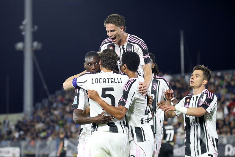 Randal Kolo Muani, izquierda, de Juventus, celebra con sus compañeros de equipo después de marcar el segundo gol para su causa durante el partido de fútbol de la Serie A entre Venezia y Juventus en el estadio Pier Luigi Penzo, en Venecia, Italia, el domingo 25 de mayo de 2025. (Paola Garbuio/LaPresse vía AP)