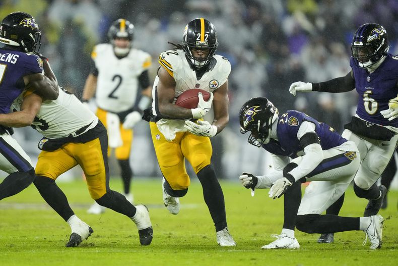 El corredor de los Steelers de Pittsburgh Najee Harris corre con el balón frente a los Ravens de Baltimore en el encuentro de la NFL del sábado 6 de enero del 2024. (AP Foto/Matt Rourke)