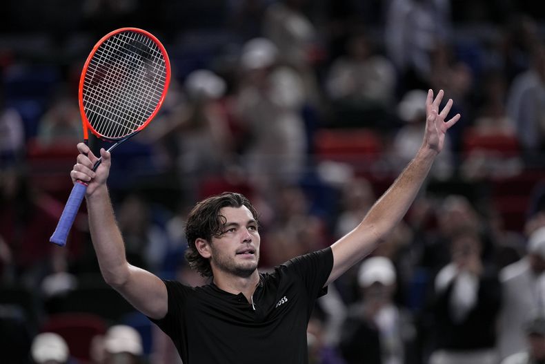 El estadounidense Taylor Fritz saluda a los espectadores al vencer al francés Terence Atmane en la segunda ronda del Masters de Shanghai el lunes 7 de septiembre del 2024. (AP Foto/Andy Wong)