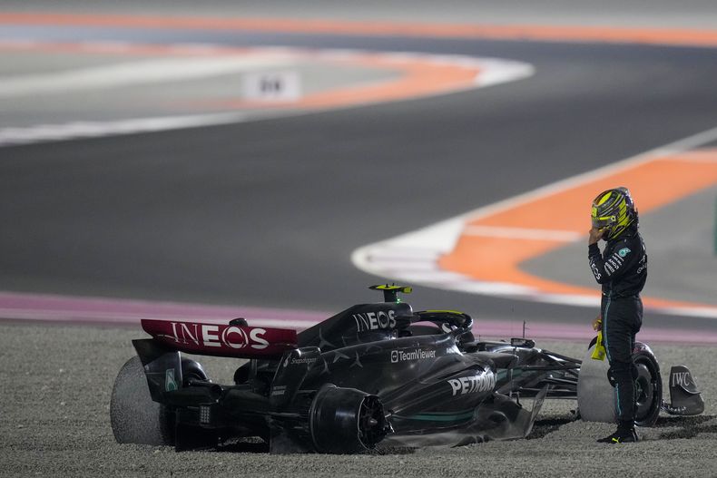 El piloto de Mercedes, el británico Lewis Hamilton parado junto a su auto tras impactarse al inicio del Gran Premio de Qatar el domingo 8 de octubre del 2023. (AP Foto/Darko Bandic)