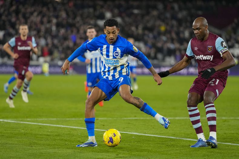 Joao Pedro del Brighton pelea por el balón con Angelo Ogbonna del West Ham en el encuentro de la Liga Premier el martes 2 de enero del 2024. (AP Foto/Kirsty Wigglesworth)