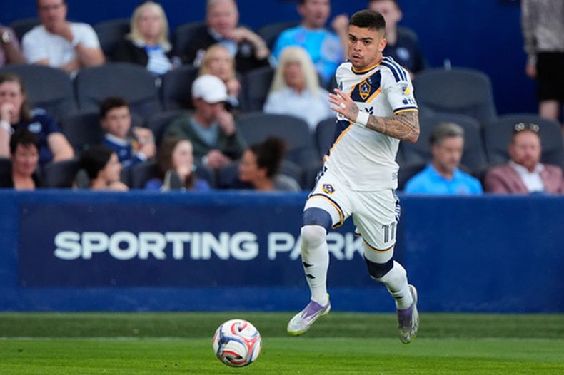 ARCHIVO - El brasileño Gabriel Pec, del Galaxy de Los Ángeles, conduce el balón durante un partido ante el Sporting Kansas City, el miéercoles 13 de mayo de 2026 (AP Foto/Charlie Riedel, archivo)