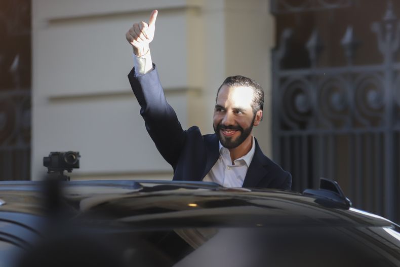 El presidente de El Salvador, Nayib Bukele, saluda con un pulgar hacia arriba tras recibir las credenciales del Tribunal Supremo Electoral que certifican su reelección, en el Teatro Nacional en San Salvador, El Salvador, el jueves 29 de febrero de 2024. (AP Foto/Salvador Meléndez)