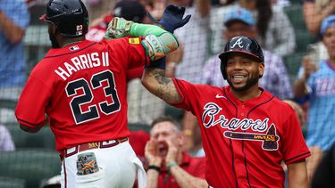 Michael Harris II (23), de los Bravos de Atlanta, reacciona junto a Dominic Smith (derecha) tras conectar un jonrón de dos carreras en la segunda entrada de un partido de béisbol contra los Metis de Nueva York, el viernes 3 de julio de 2026, en Atlanta. (Foto AP/Colin Hubbard)