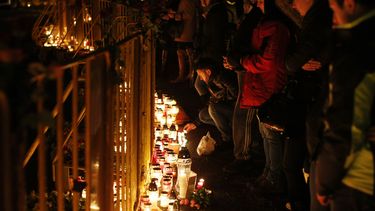 americateve | Cientos de letones colocan veladoras y flores frente al supermercado Maxima en Riga, el viernes 22 de noviembre de 2013 luego que decenas de personas murieron, entre ellas tres bomberos, en el derrumbe de una enorme parte del techo del supermercado en la