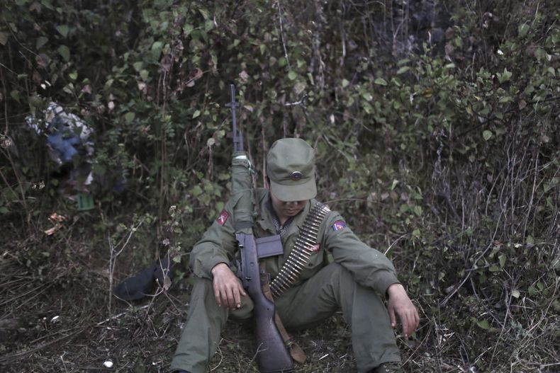 ARCHIVO – En esta foto, tomada el martes 10 de marzo de 2015, un soldado rebelde del Ejército de Alianza Democrática Nacional de Myanmar (MNDAA) descansa en un campamento en la región de Kokang, en Myanmar, frente a la ciudad fronteriza china de Zhenkang en la provincia de Yunnan, en el sur de China. (AP Foto, Archivo)
