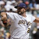 Wade Miley de los Cerveceros de Milwaukee lanza ante los Rojos de Cincinnati, el domingo 9 de julio de 2023, en Milwaukee. (AP Foto/Morry Gash)