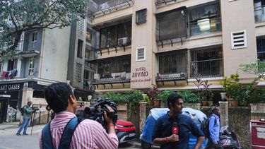 Reporteros, en el exterior del edificio donde vivieron familiares de Smit Machchhar, un piloto indio de Flydubai, en Mumbai, India, el 1 de octubre de 2026. (AP Foto/Rafiq Maqbool)