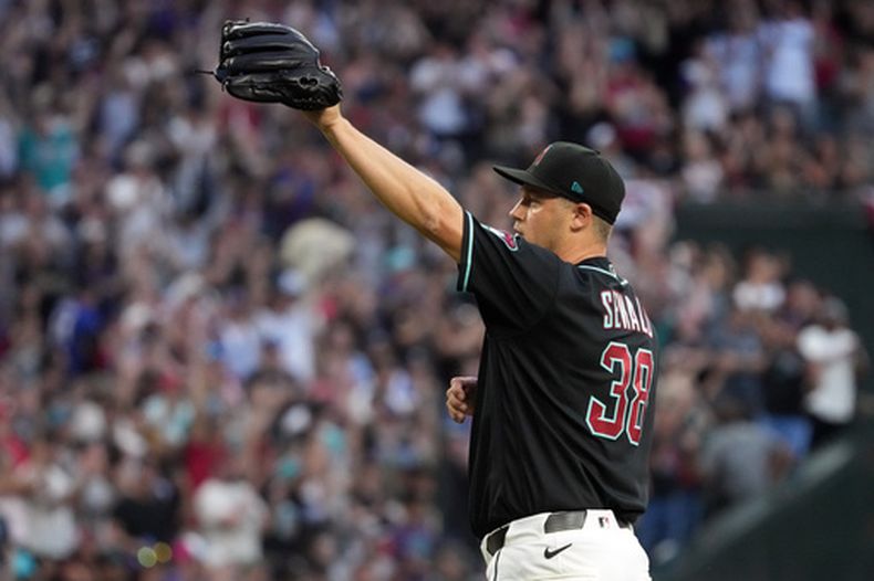 Paul Sewald, lanzador de los Diamondbacks de Arizona, festeja tras el duelo ante los Bravos de Atlanta, el sábado 4 de abril de 2026 (AP Foto/Rick Scuteri)