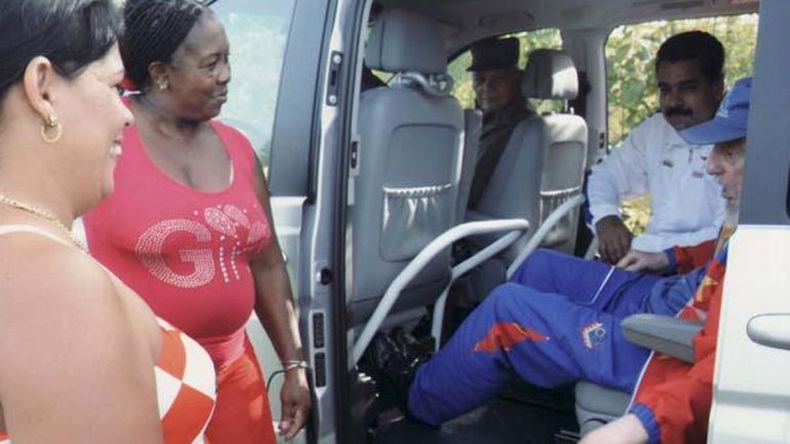 A pesar de la crisis económica que atraviesa Cuba, Fidel Castro viaja en un lujoso automóvil Mercedes Benz fabricado en Alemania.