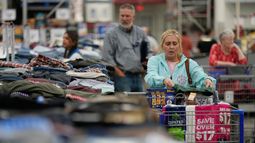 Gente comprando ropa en Sams Club, el miércoles 24 de septiembre de 2025, en Bentonville, Arkansas, EE.UU. (AP Foto/Charlie Riedel)
