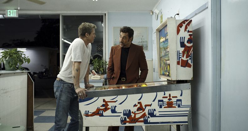 Esta imagen publicada por Apple TV+ muestra a Brad Pitt, a la izquierda, y Javier Bardem en una escena de F1 La Película. (Apple TV+ via AP)