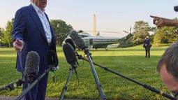El presidente estadounidense Donald Trump habla con reporteros antes de abordar el Marine One, en el Patio Sur de la Casa Blanca, el martes 24 de junio de 2025, en Washington. (AP foto/Evan Vucci)