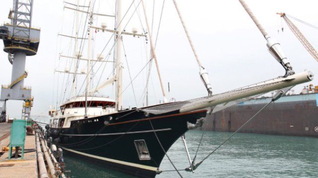 El barco de Barry Diller, “The Eos”: una goleta Bermuda de tres mástiles en Hong Kong United Dockyards. Una similar habría encargado Jeff Bezos a Oceanco (Getty Images)