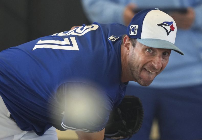 ARCHIVO - El lanzador de los Azulejos de Toronto, Max Scherzer, lanza una sesión de lanzamiento durante los entrenamientos de primavera en Dunedin, Florida, el lunes 17 de febrero de 2025. (Nathan Denette/The Canadian Press vía AP, Archivo)
