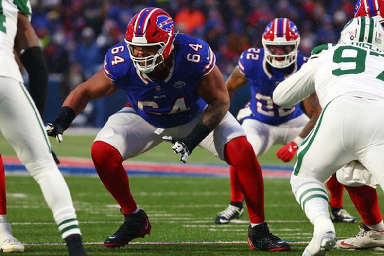 ARCHIVO - OCyrus Torrence (64), guardia de los Bills de Buffalo, bloquea durante la primera mitad del partido de la NFL contra los Jets de Nueva York, el domingo 4 de enero de 2026, en Orchard Park, Nueva York. (AP Foto/ Jeffrey T. Barnes, Archivo)