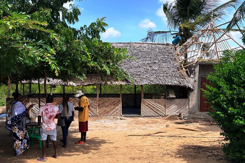 Un restaurante a medio construir, obra de un grupo de mujeres liderado por Nuru Mohammed, en Sabaki, Kenia, el 15 de junio de 2026. (AP Foto/Allan Olingo)