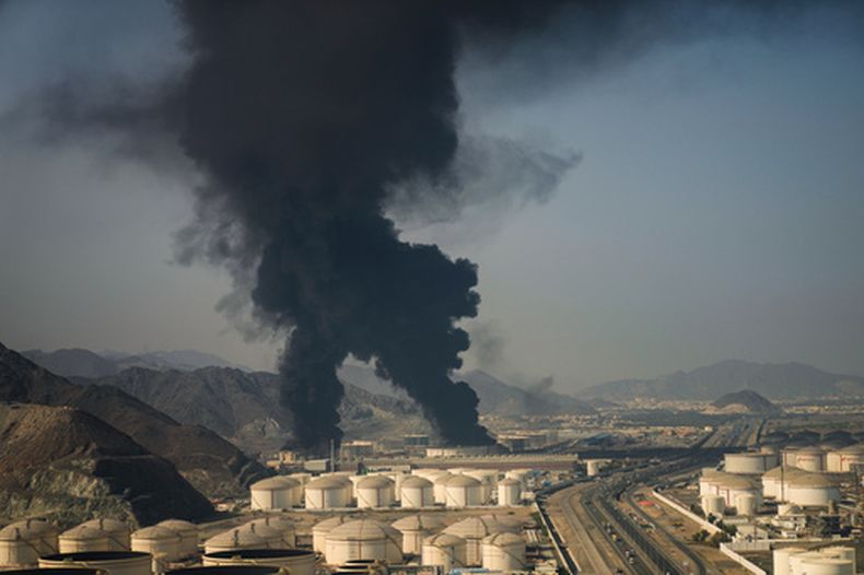 Columnas de humo se elevan desde una instalación petrolera en Fuyaira, Emiratos Árabes Unidos, el sábado 14 de marzo de 2026. (AP Foto/Altaf Qadri)
