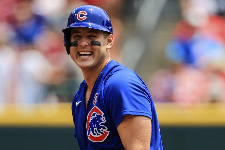 ARCHIVO - Foto del domingo 4 de julio del 2021, Anthony Rizzo de los Cachorros de Chicago se ríe en la segunda base durante el encuentro ante los Rojos de Cincinnati. (AP Foto/Aaron Doster, Archivo)