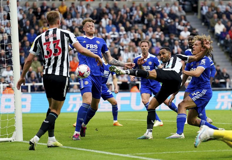 Callum Wilson de Newcastle estrella un remate contra el poste ante Leicester City en la Liga Premier, el lunes 22 de mayo de 2023, en Newcastle. (Owen Humphreys/PA vía AP)
