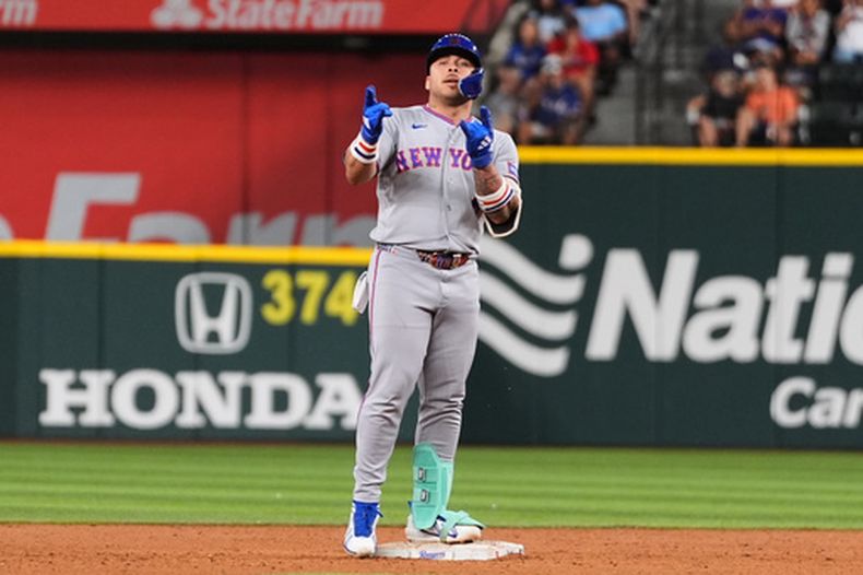 Francisco Álvarez, de los Mets de Nueva York, celebra su doble impulsador de dos carreras en la sexta entrada de un partido de béisbol contra los Rangers de Texas, el martes 22 de septiembre de 2026, en Arlington, Texas. (Foto AP/Tony Gutierrez)