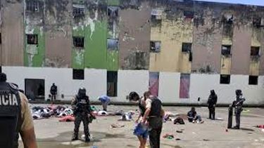 Presos de seis cárceles de Ecuador mantienen secuestrados a 57 guardias y policías