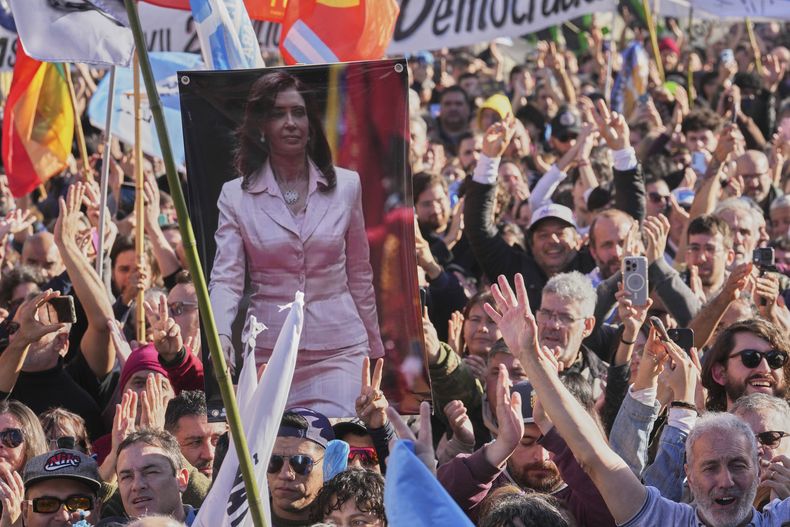 Partidarios de la expresidenta argentina Cristina Fernández protestan en su defensa en la Plaza de Mayo después de que comenzara a cumplir una condena de seis años de prisión bajo arresto domiciliario por corrupción en Buenos Aires, Argentina, el miércoles 18 de junio de 2025. (AP Foto/Gustavo Garello)