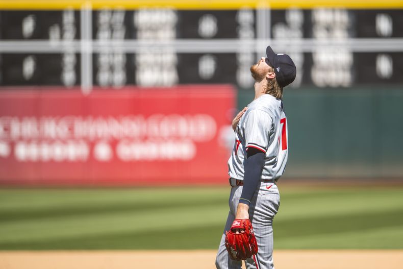 El lanzador de los Mellizos de Minnesota, Bailey Ober, celebra después de terminar un juego completo para una victoria contra los Atléticos de Oakland en Oakland, California. Sábado, 22 de junio de 2024. (AP Foto/Nic Coury)