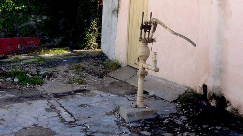 Las familias que poseen un pozo se sienten afortunadas, mientras otras tienen que comprar el agua potable a mercaderes ambulante.