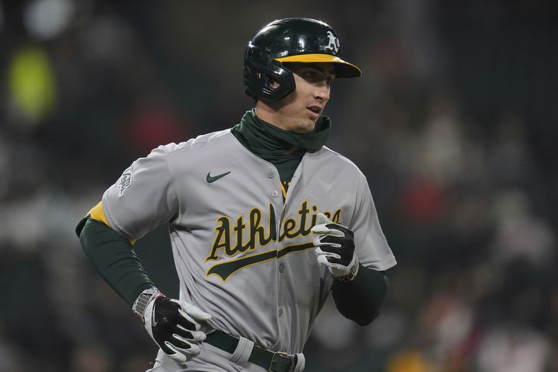 Tyler Soderstrom, de los Atléticos, recorre los senderos luego de batear un jonrón de tres carreras ante los Medias Blancas de Chicago, el martes 15 de abril de 2025 (AP Foto/Erin Hooley)