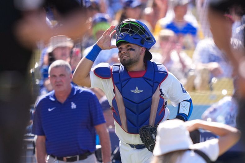 El receptor de los Dodgers de Los Ángeles, Eliezer Alfonzo, mira hacia el cielo mientras salta al campo antes de un partido de béisbol contra los Padres de San Diego, el domingo 5 de julio de 2026, en Los Ángeles. (Foto AP/Mark J. Terrill)